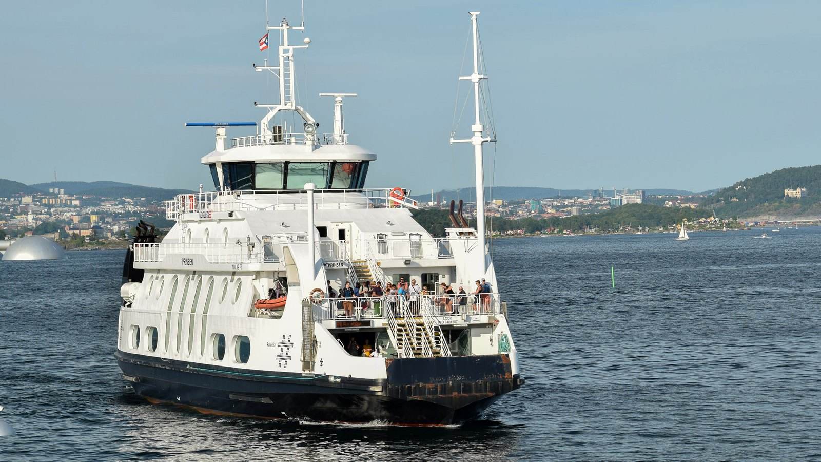 Passasjerferja Prinsen på vei over Oslofjorden med Oslo i bakgrunnen